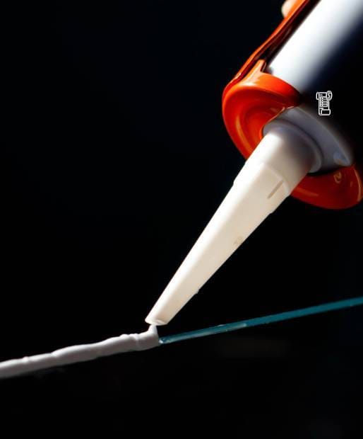 Pegamento blanco industrial Gluteka aplicado sobre hilo en proceso de manufactura - Adhesivo PVA profesional